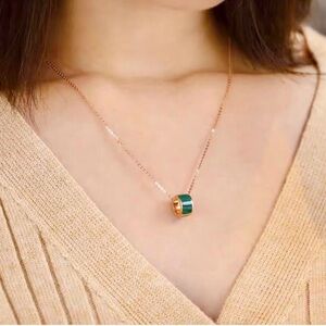 Chow Sang Sang 18K Rosen Gold Malachite Necklace